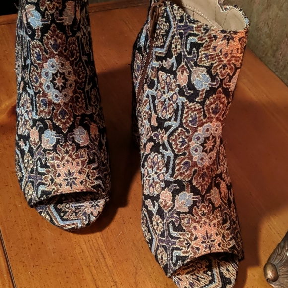 Open toed booties - Picture 2 of 3